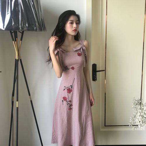 粉色连衣裙女网红叫什么,揭秘网红粉色连衣裙的时尚魅力